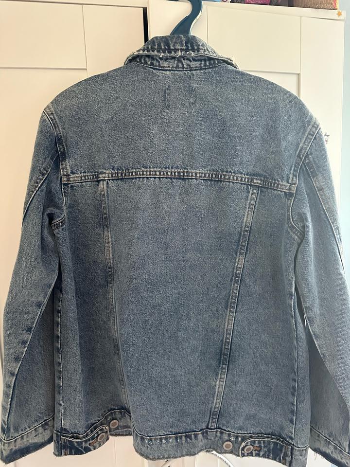 Дерзкая джинсовая куртка Bershka