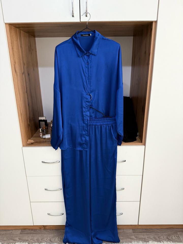 Костюм атласный