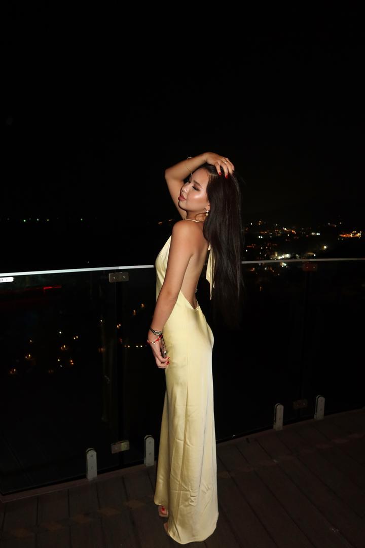 Желтое платье с открытой спинкой. Очень женственное платье