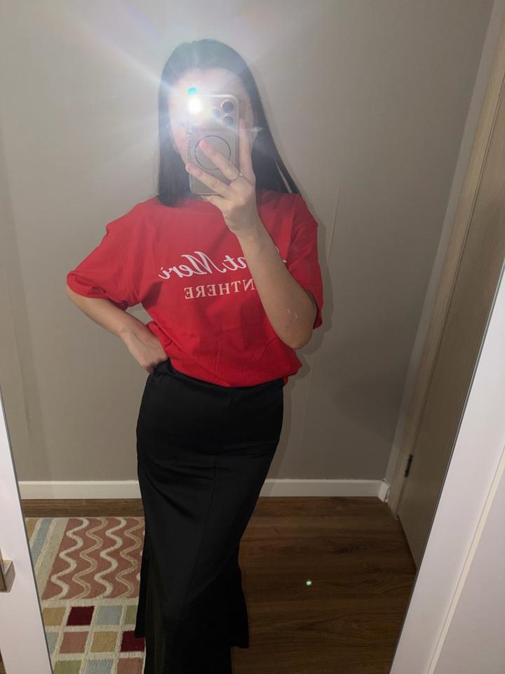 Красная футболка