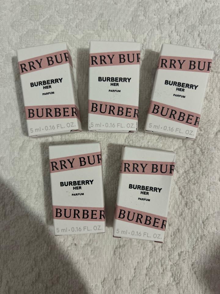 Burberry Her Parfum объемом 5 мл (0.16 FL. OZ.).