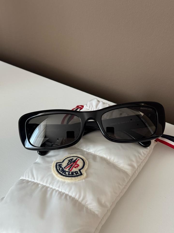 Солнцезащитные очки Moncler
