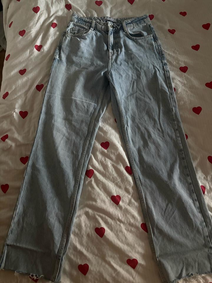 голубые джинсы Zara