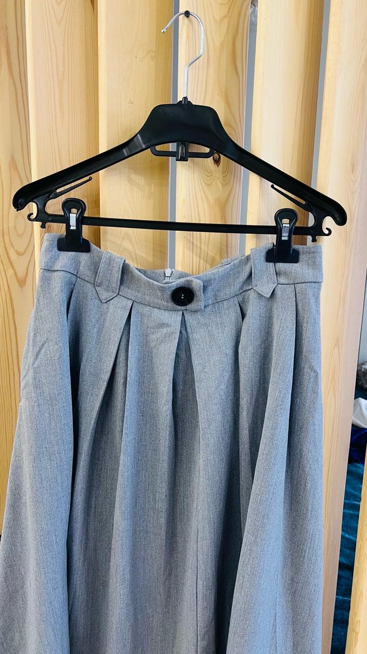 ZARA Плиссированные юбки миди , серого цвета.