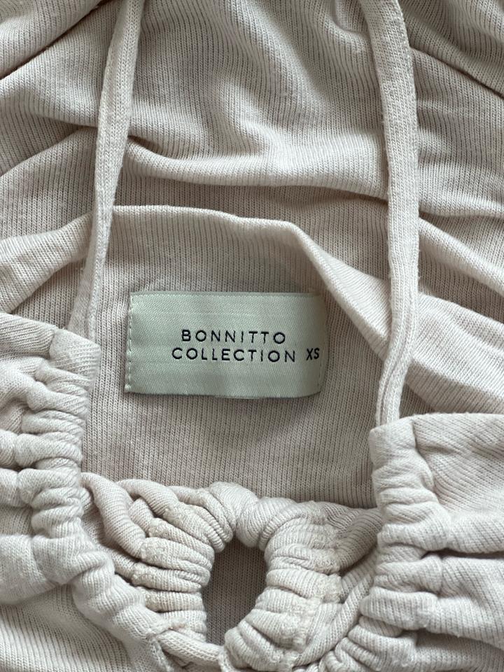 Бежевое платье от бренда Bonnitto Collection