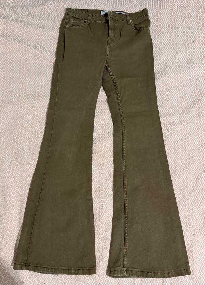 Коричневые джинсы Bershka