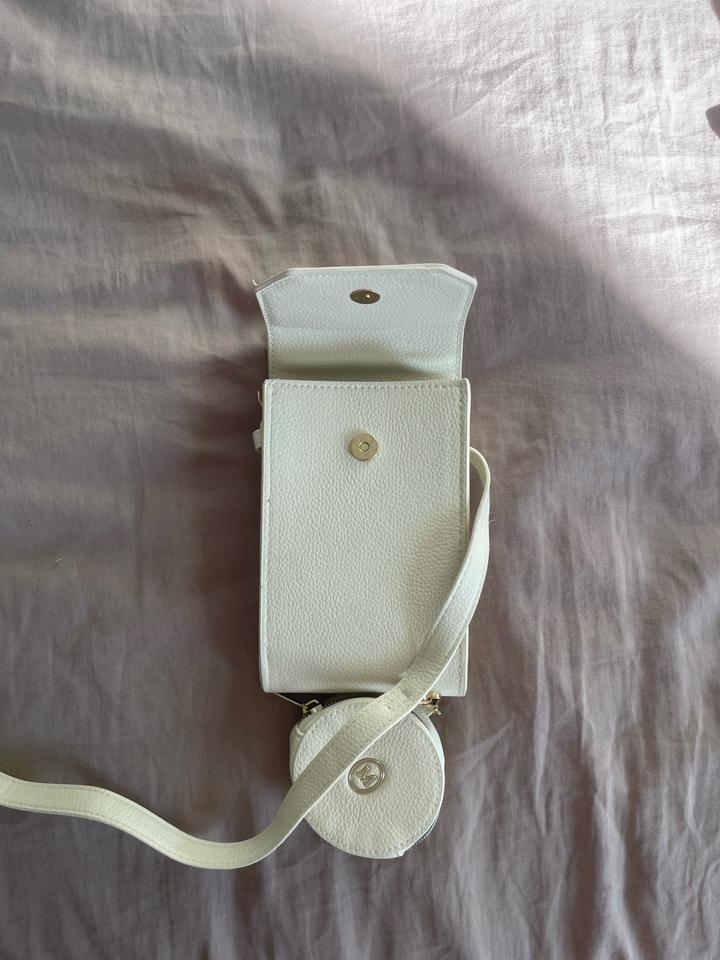 бежевая сумка GUESS