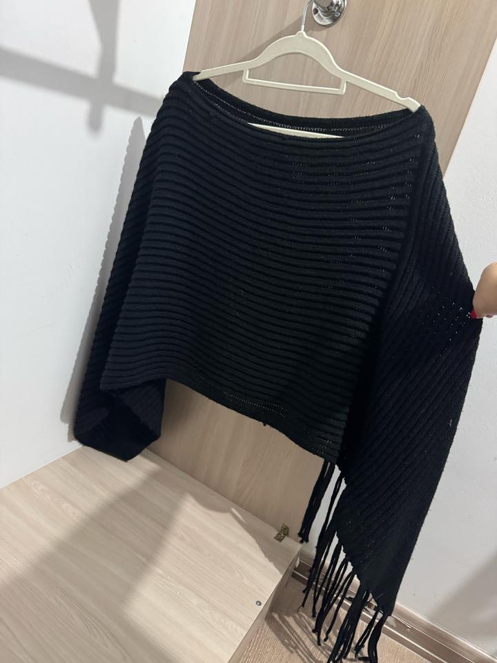 Элегантное черное пончо