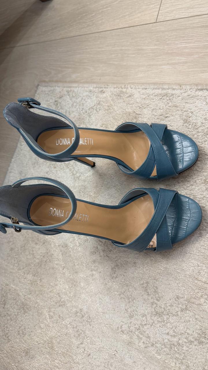 Голубые туфли на каблуке