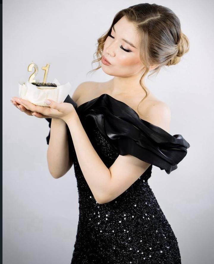 Красивое платье с пайетками