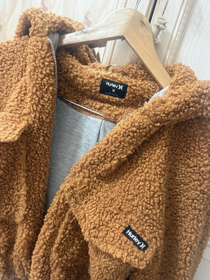 Шубка Hurley покупала в Дубай оригинал 100%