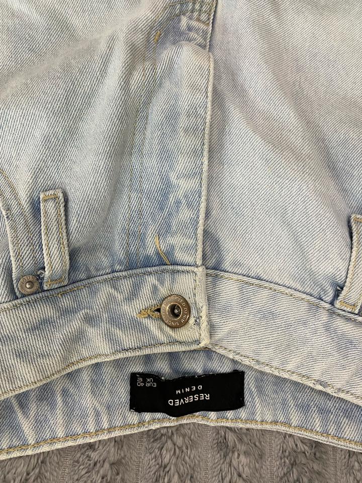 голубые шорты