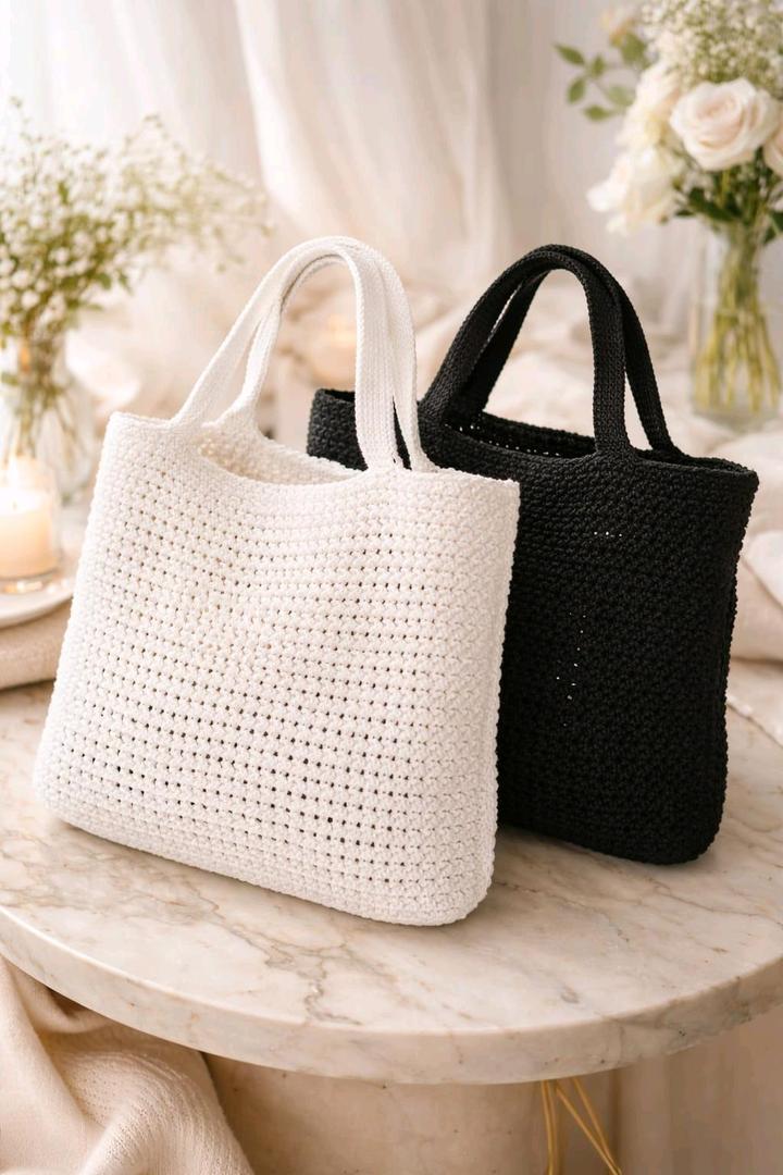 Шопперы белый и чёрный.