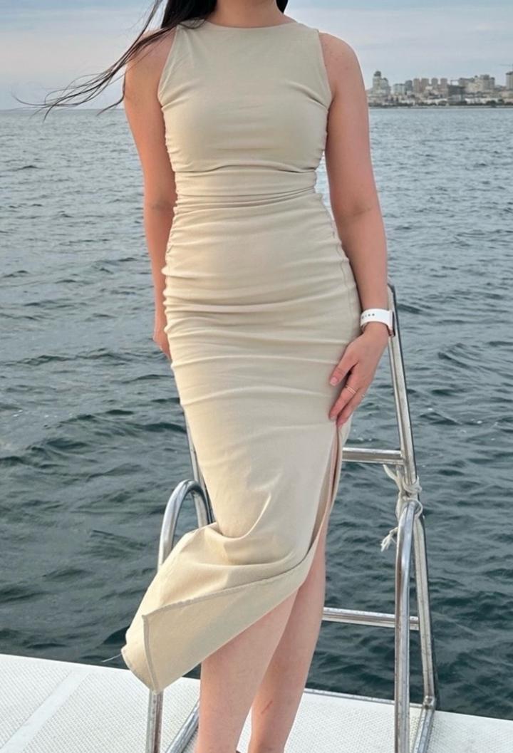 Бежевое платье