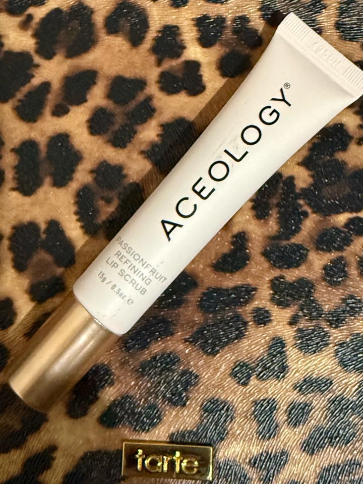 Скраб для губ от бренда Aceology