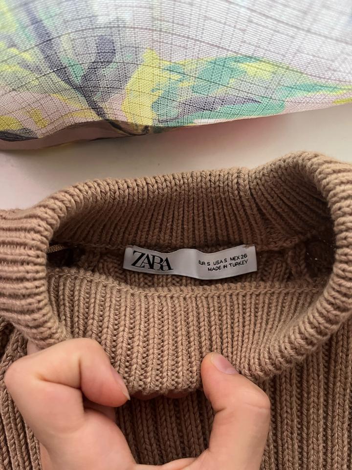 Кремовый укороченный свитер от Zara