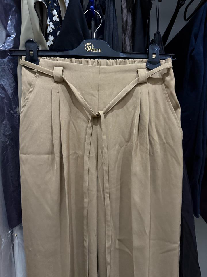 Бежевые брюки с поясом