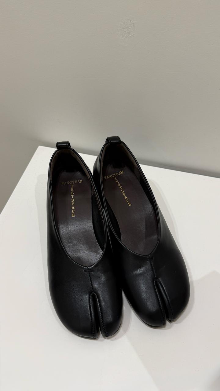 Tabi ballet flats