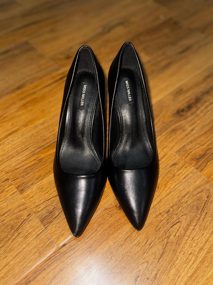 Черные туфли на каблуке