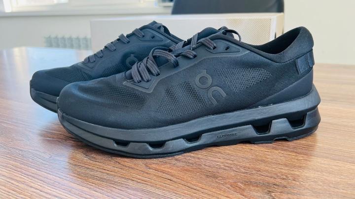 Продам мужские кроссовки On Cloudzone