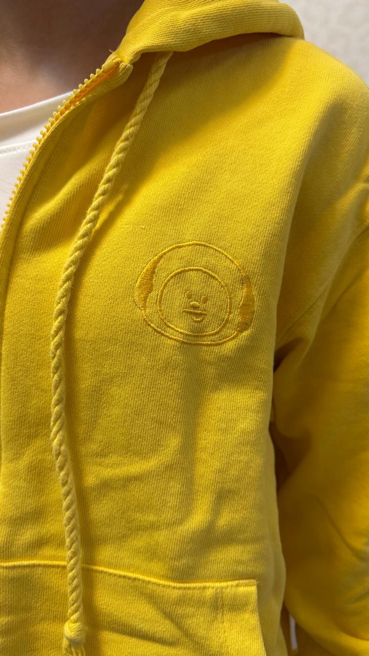 Желтый джемпер