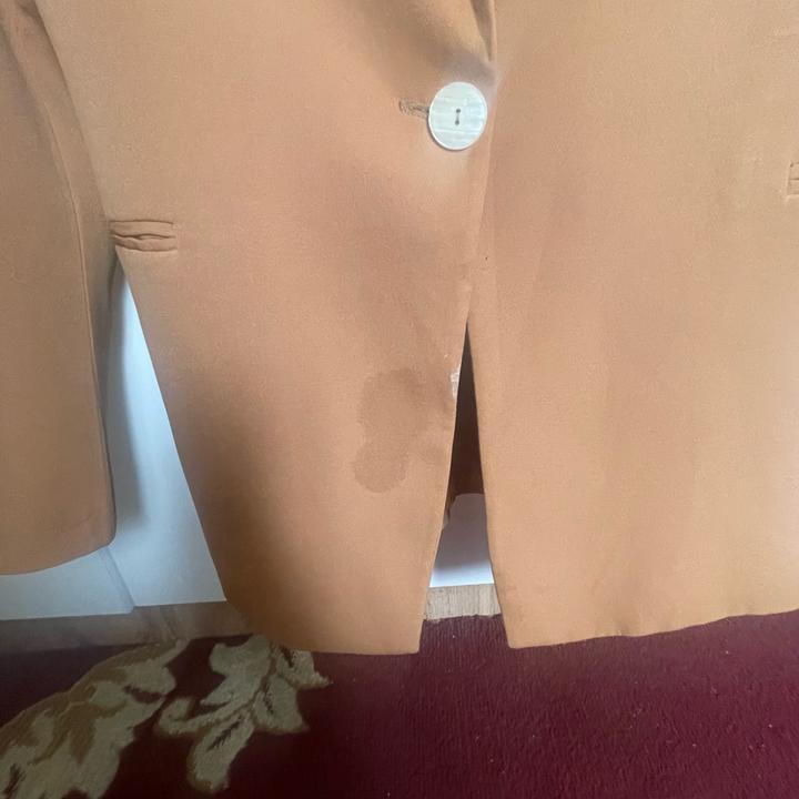 Пиджак коричневый.