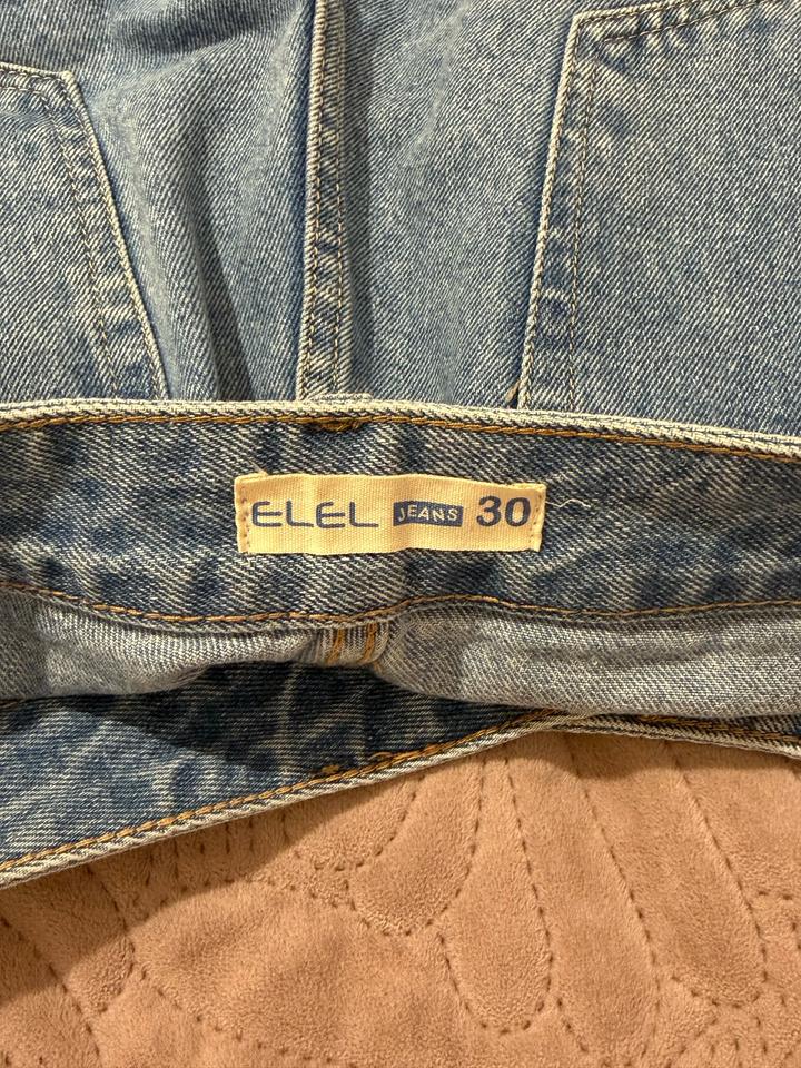 голубые шорты