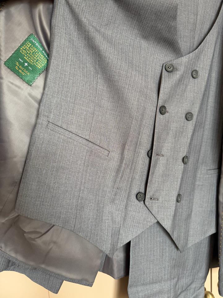 Костюм мужской тройка