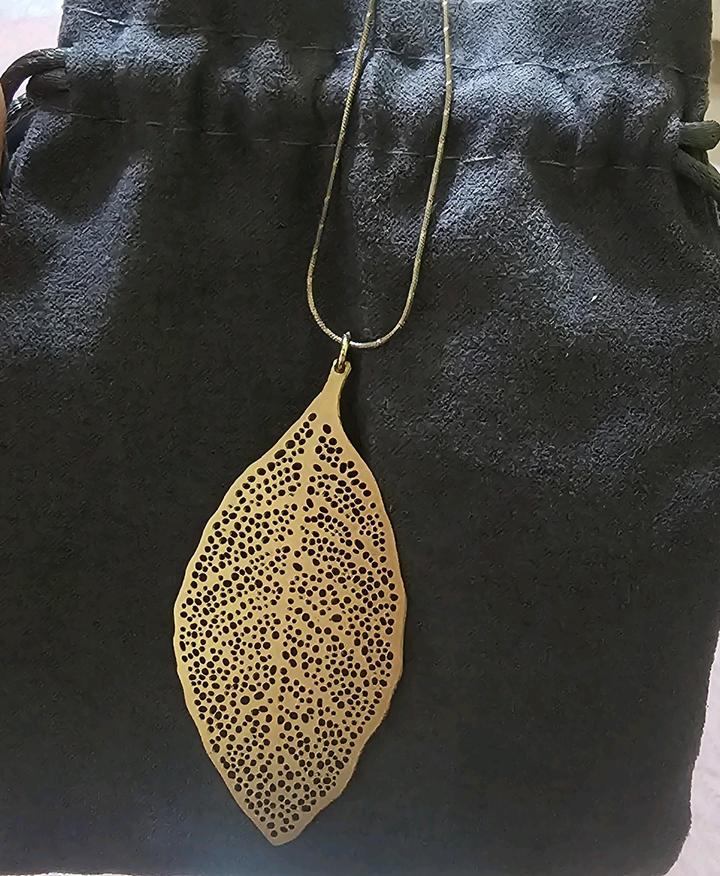 Серебряная цепочка с листиком