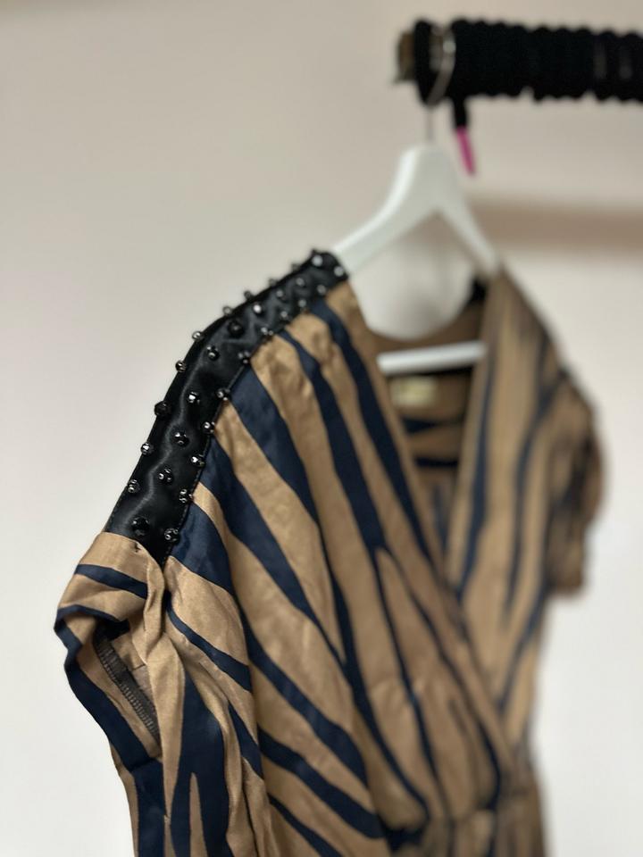 Эффектное платье в карамельно-синей палитре