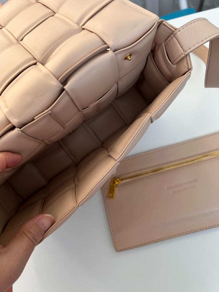 Стильная сумка из натуральной кожи в трендовом плетёном дизайне