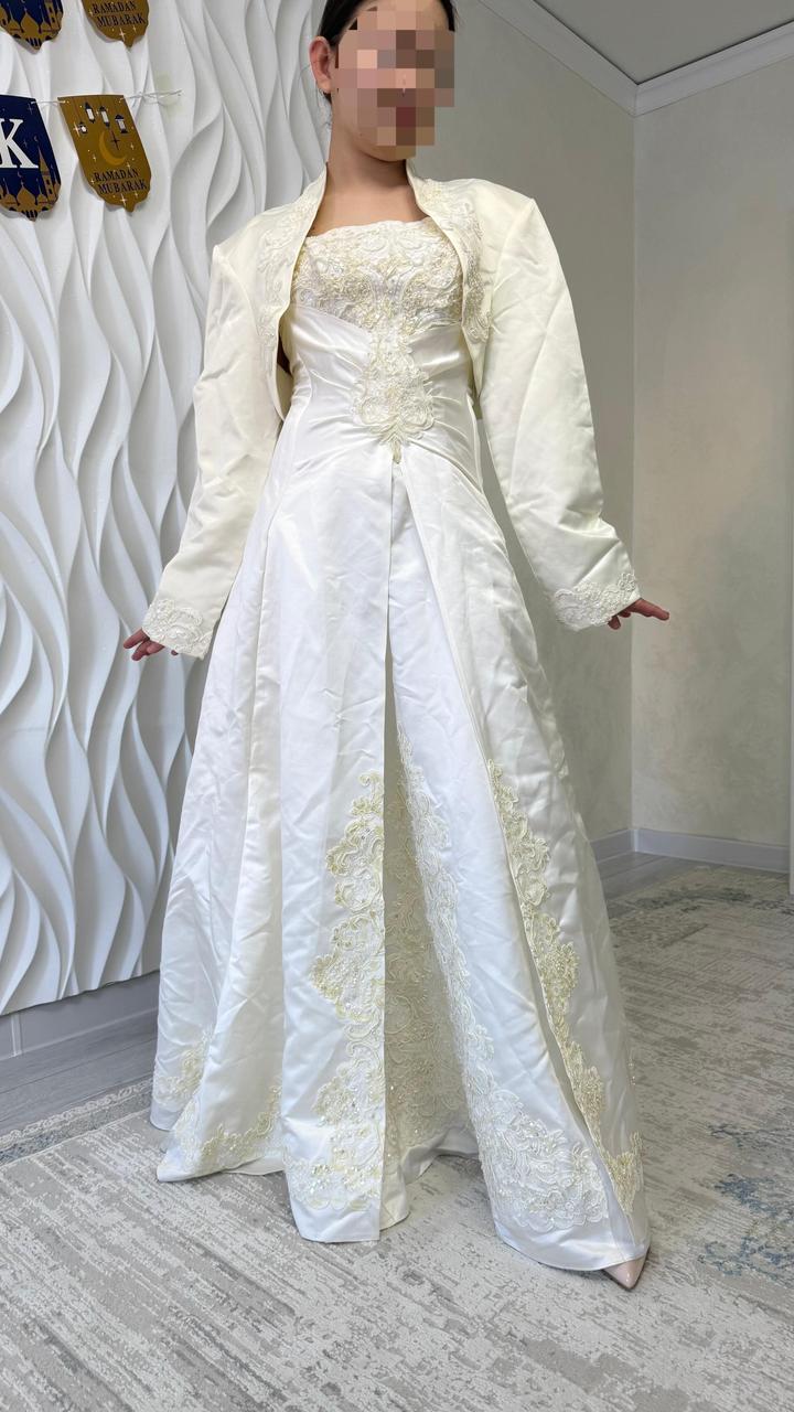 Нарядное молочное платье с болеро