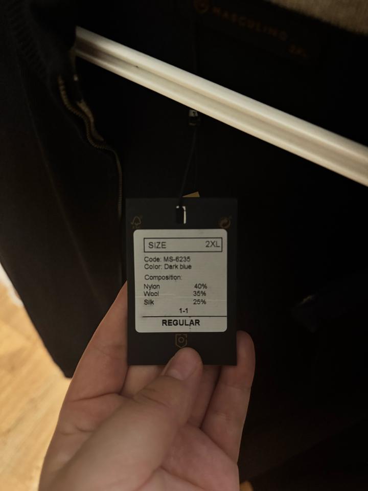 Кофта на замке