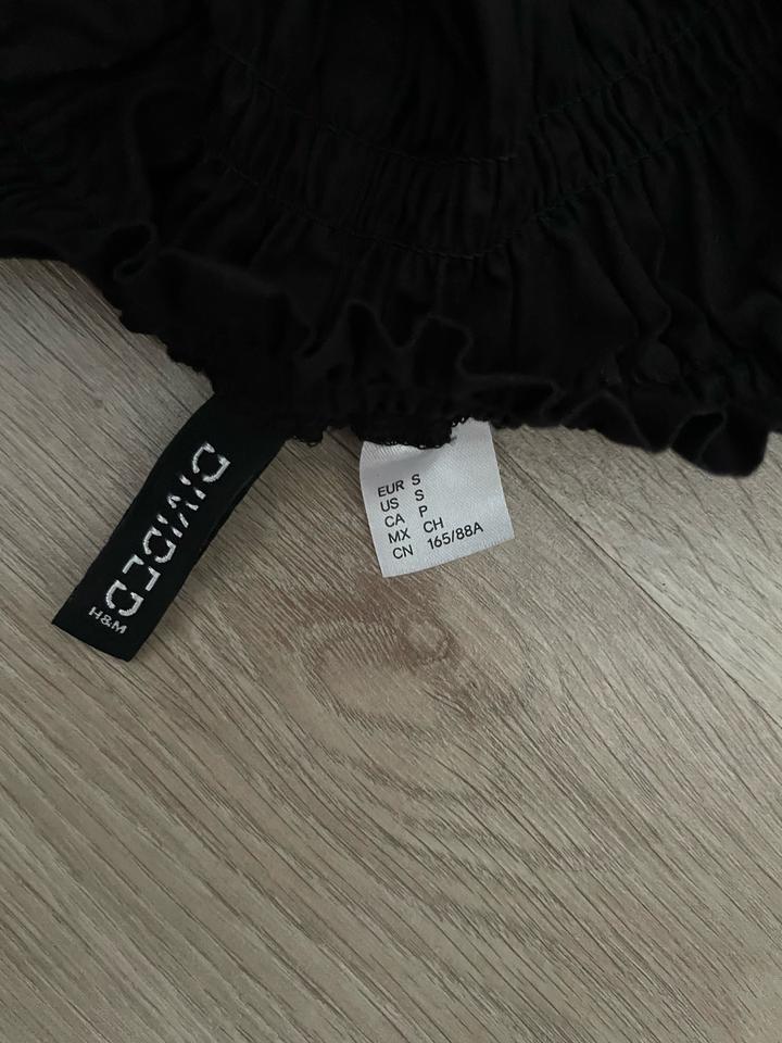 чёрное короткое платье H&M
