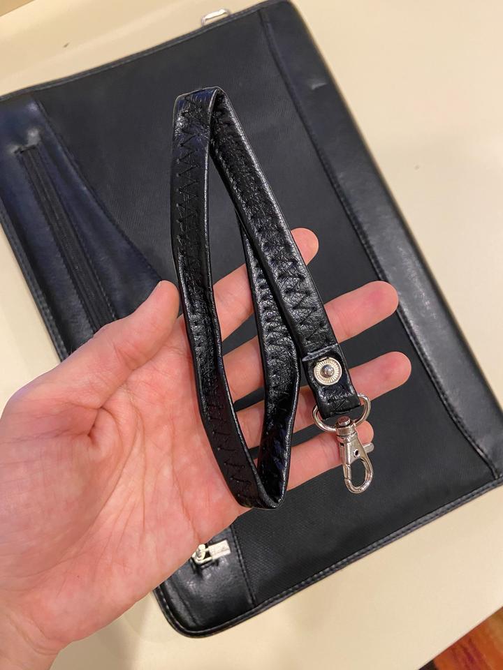 Папка для документов с двумя основными отделениями.