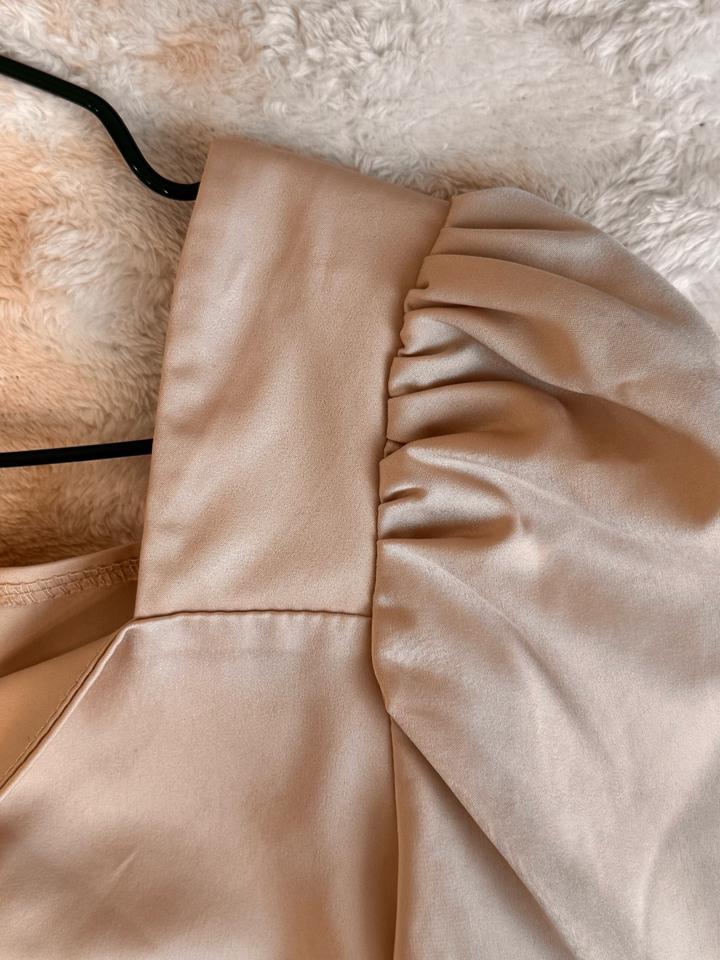 Бежевая блузка