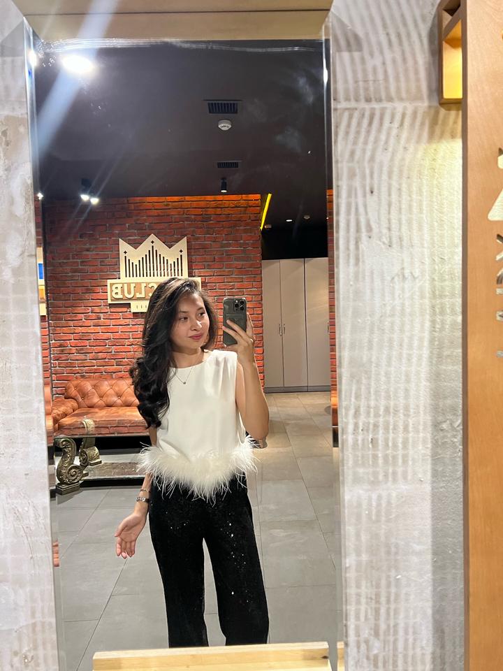 Стильная кофта с перьями