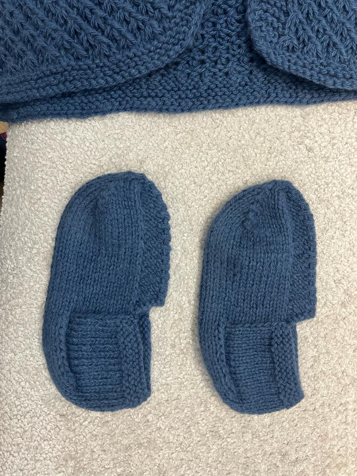 Вязаный кардиган со следочками