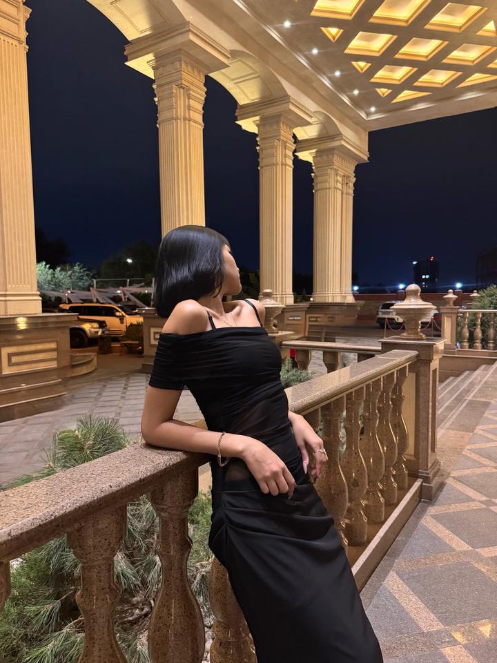 Длинное, черное платье