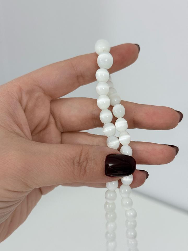 Бусы из белого кошачьего глаза