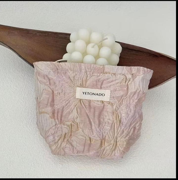 Розовая эстетичная косметичка