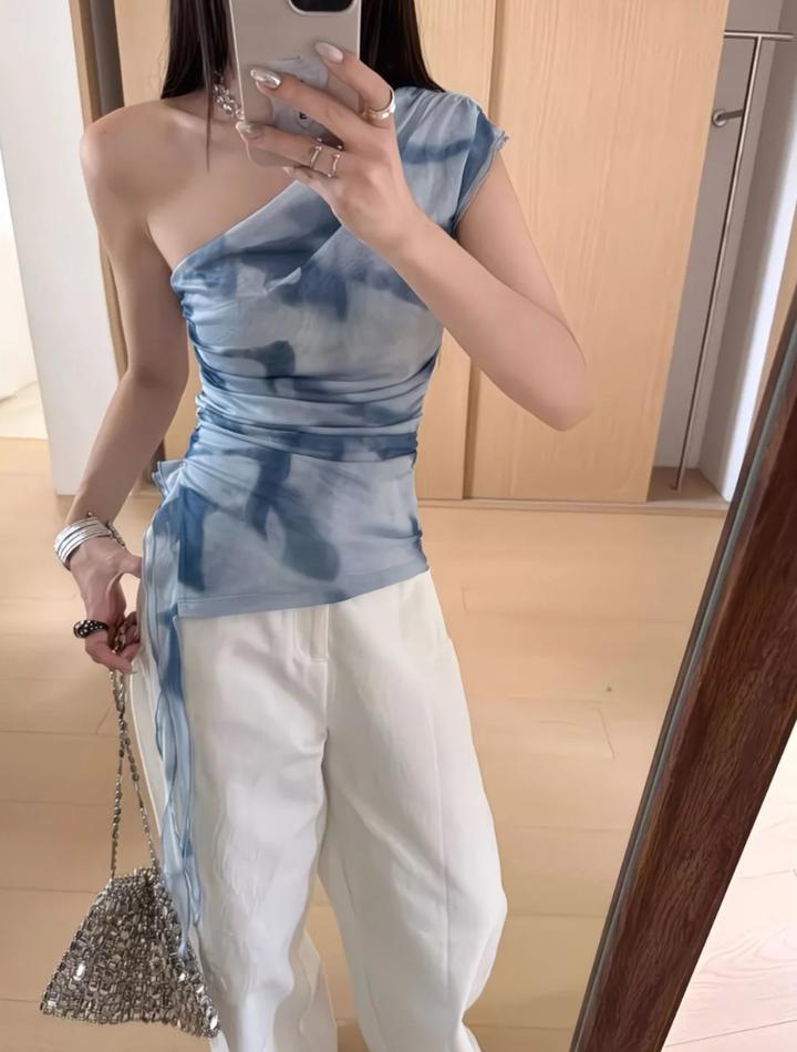 Ассиметричный топ на одно плечо