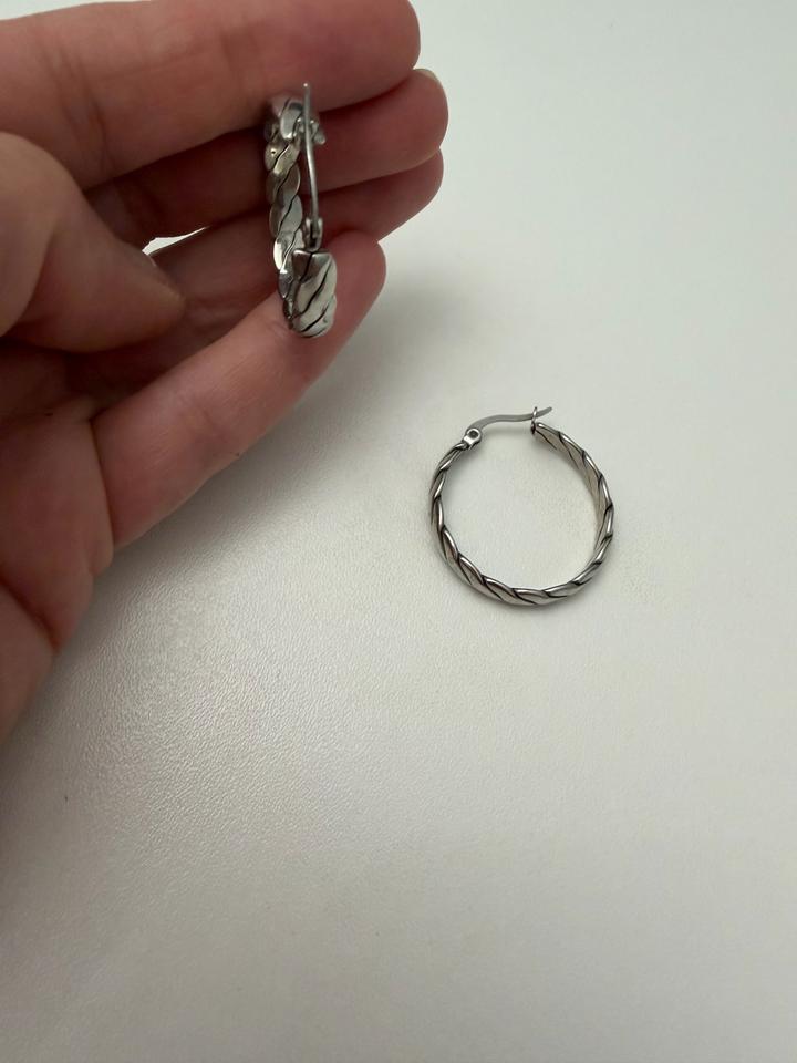Серьги -кольца.