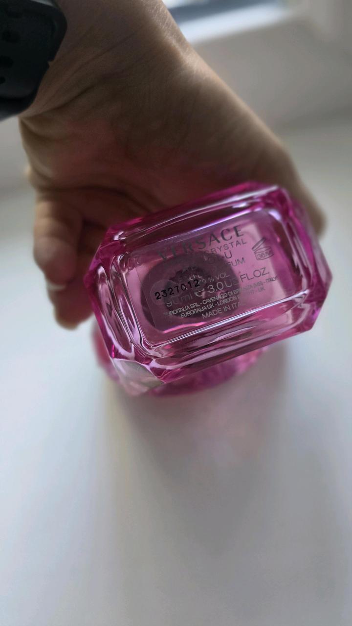 флакон парфюмерной воды Versace Bright Crystal Absolu.