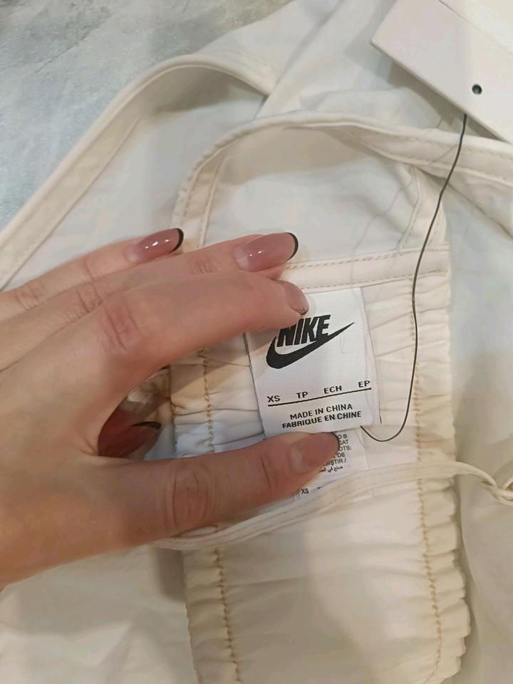 Топ укороченный с открытой спиной Nike