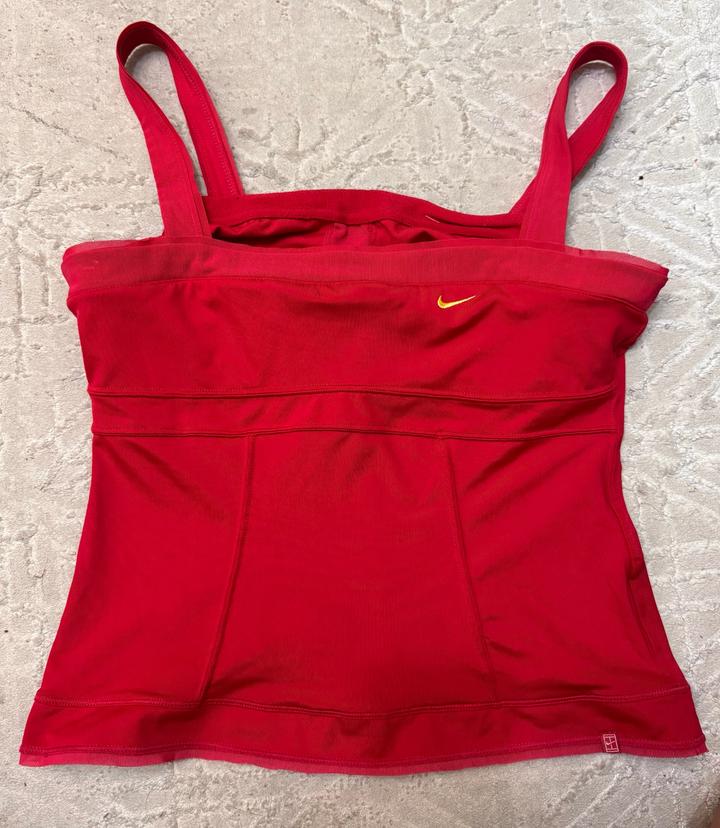 Спортивный топ Nike