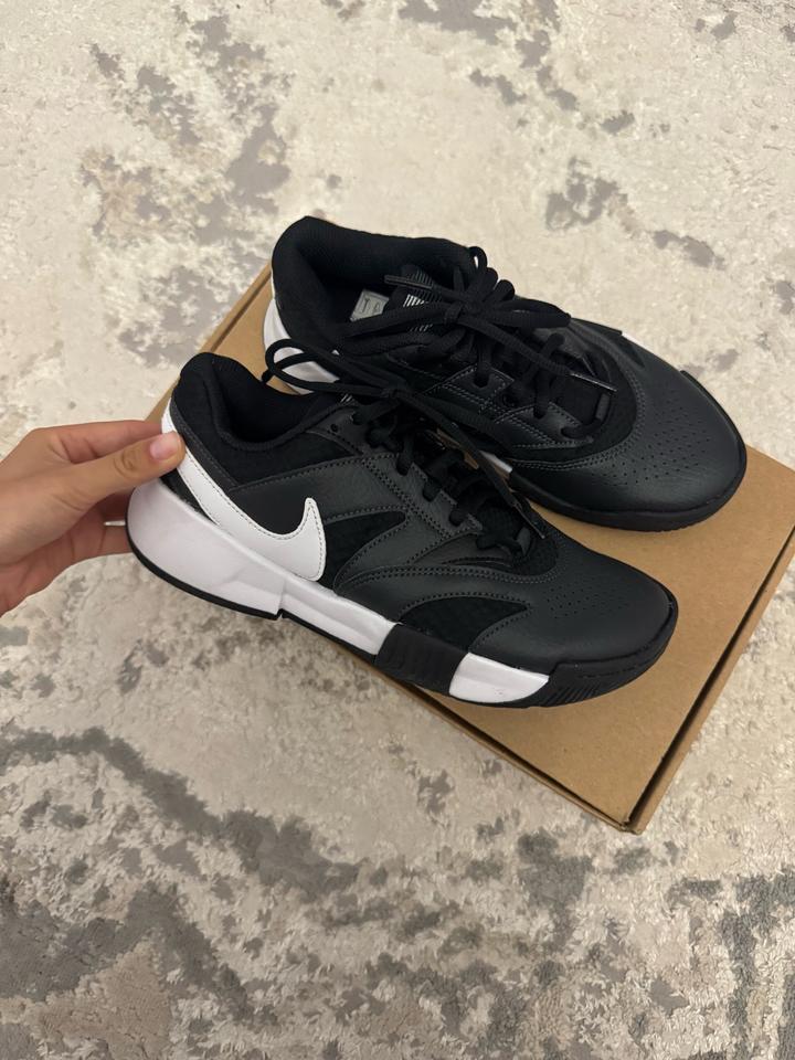 Теннисные кроссовки Nike