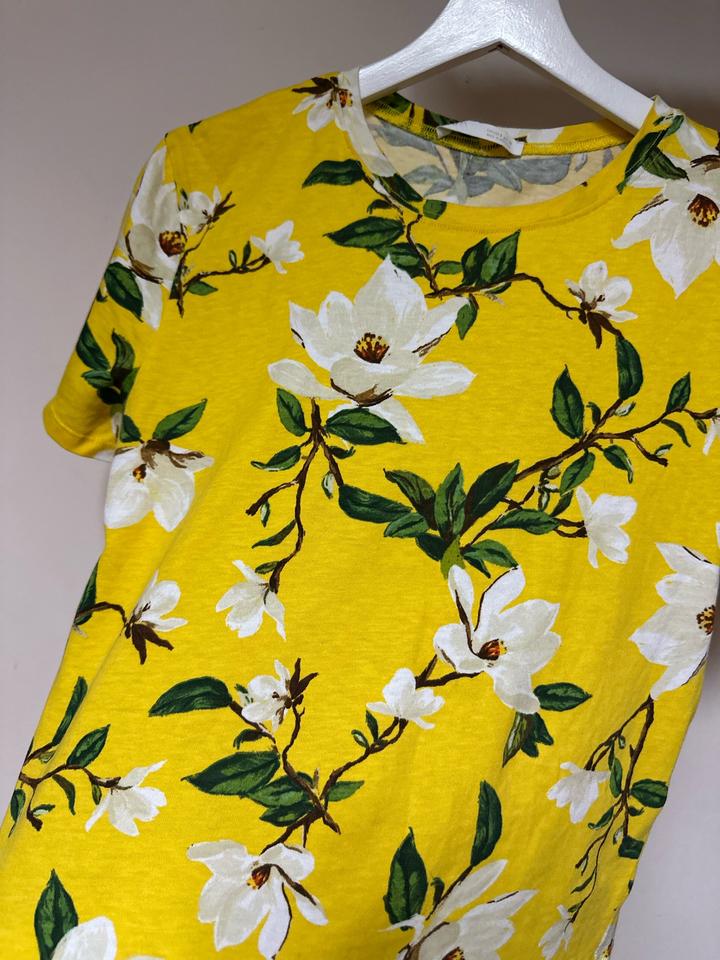 Яркая футболка Zara с цветочным принтом