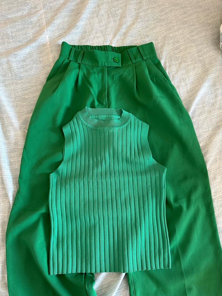 Зеленое брюки паллацо и топ