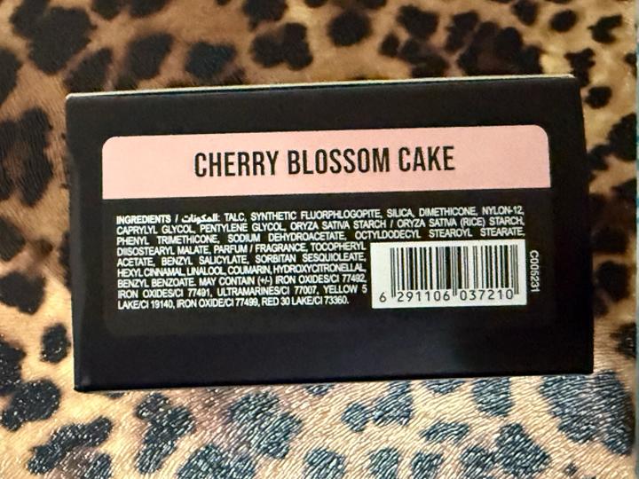 Huda Beauty Easy Bake Loose Baking & Setting Powder в оттенке Cherry Blossom Cak